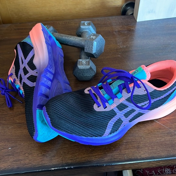 Women’s Size 11 ASICS running shoes. - Picture 2 of 3